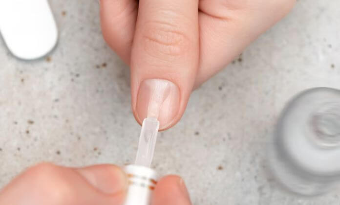 A girl use gel nail polish