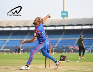 Imran Tahir is bowling at the ground.