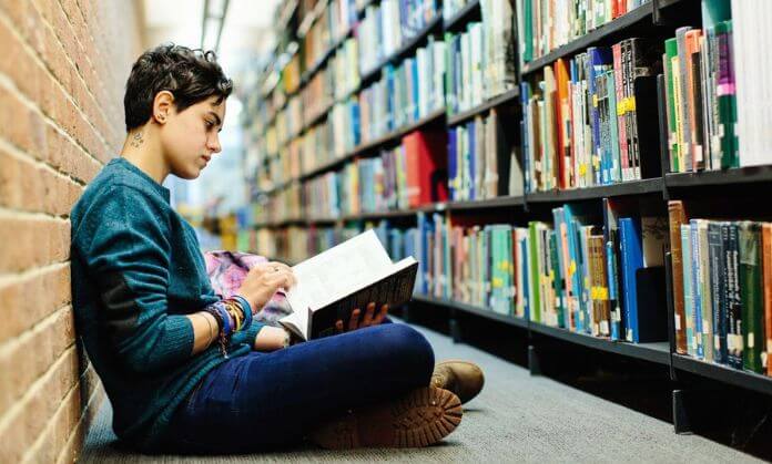 boy are reading book.